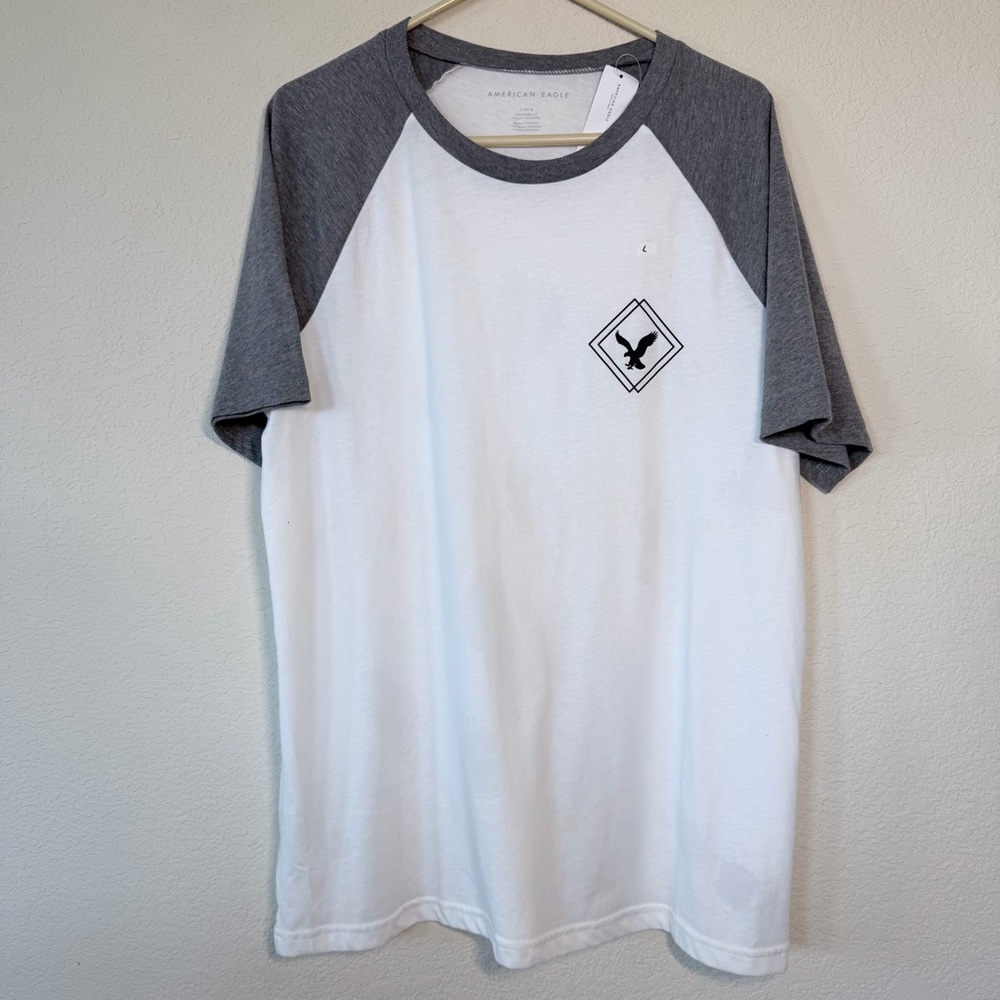 AMERICAN EAGLE Men’s White and Gray Raglan Graphic T-Shirt Size L NWT